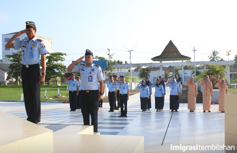 Upacara Tabur Bunga di Taman Makam Pahlawan Yudha Bakti Tembilahan dalam rangka HBI ke-70